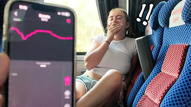 Risky! Girl climaxes on public bus with vibrator