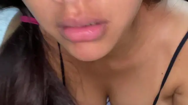 me follo a la novia de mi amigo y le ordeño su grandes tetas y se viene a choro