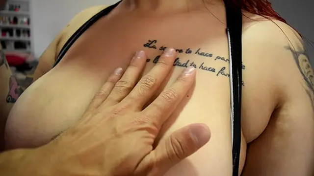 Personal trainer se enreda con chica rubia caliente mientras la entrena en casa