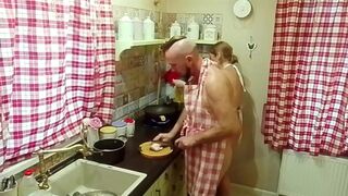 Мачеха соблазняет меня пока я готовлю ужин