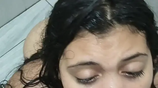 Oh no padrastro pervertido le da una ereccion espiando asu hijastra en la ducha