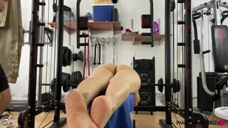 Caliente masaje digitación con follada en el banco del gimnasio corrida en mi boca