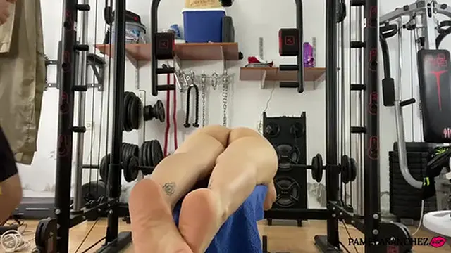 Caliente toque sensual con penetración en la sala de ejercicios mientras ella chupa mi polla