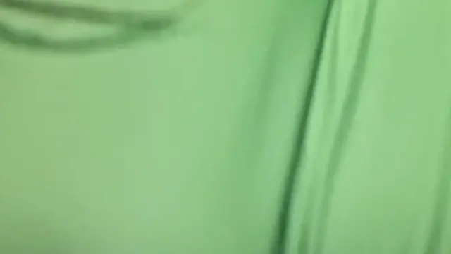 Desnudándose en su cama