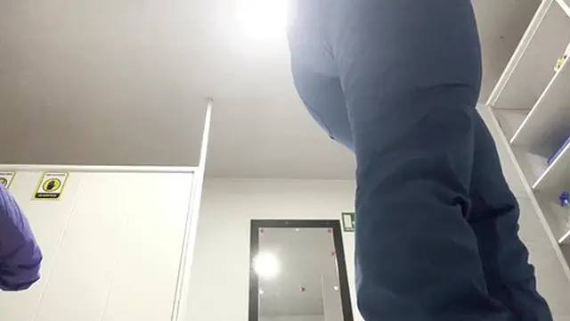 Grande mujer trabajando en clínica con deseo