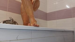 Une brune sexy et chaude prend un bain moussant. Femme amateur chatte poilue, gros seins, gros téton