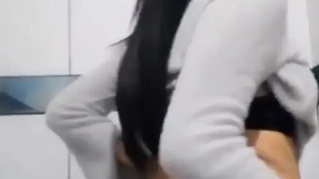 Muevo el culo &mdash;  y mi colo se abre solo