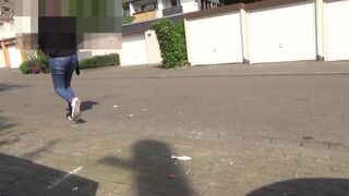 Sie pisst wie ein Hund auf die Strasse