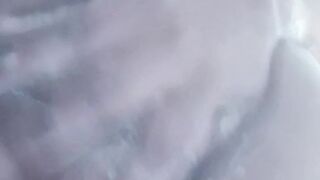 Colombiana bañandos y frotándose jabón sexy por sus tetas ????????????