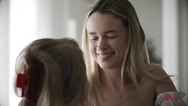 Petite star Octavia gives mind-blowing facial and tribbing session