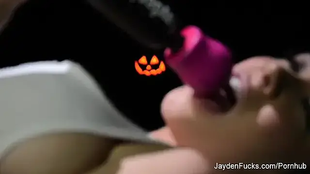 Busty brunette Jayden plays with her wet pussy