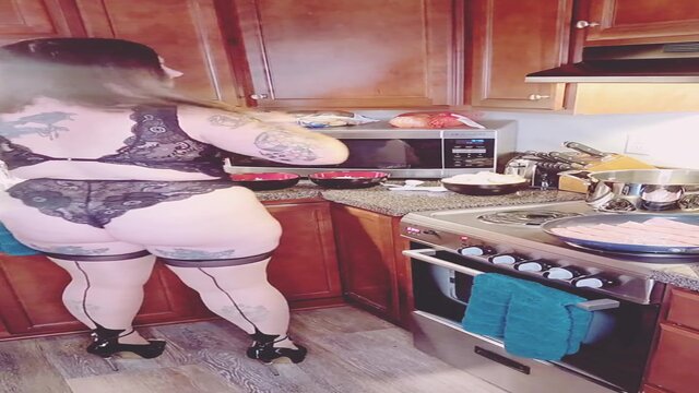 Curvy MILF cooks up a storm in lacy lingerie
