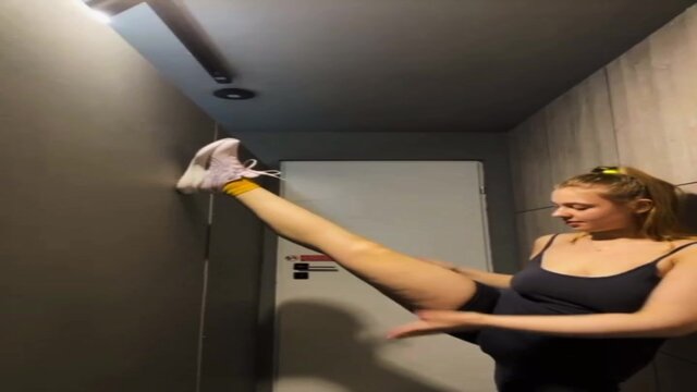 Amateur girlfriend gets BBC and close-up fingering