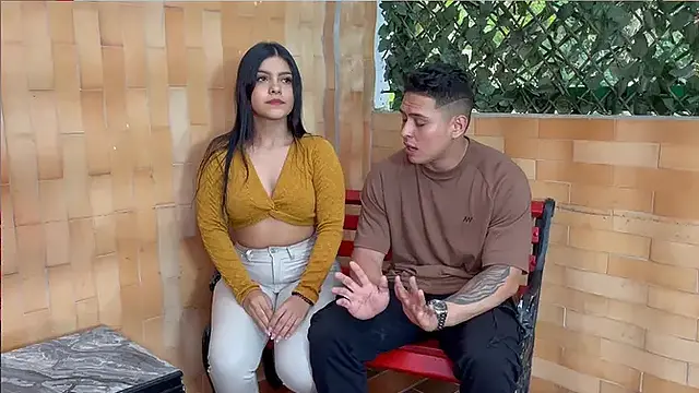 Psicologa pelirroja folla con pareja de pacientes como parte de la terapia-CAMILA HENAO