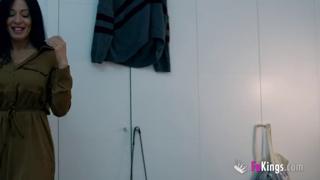 Horny🥵 MILF returns to FAKings for a satisfying fuck!