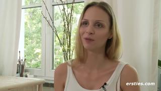 Blonde beauty Mary gets herself off with fingers and vibes