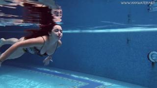 Racy Spaniard Diana flaunts tantalizing assets sans bra in an aquatic striptease