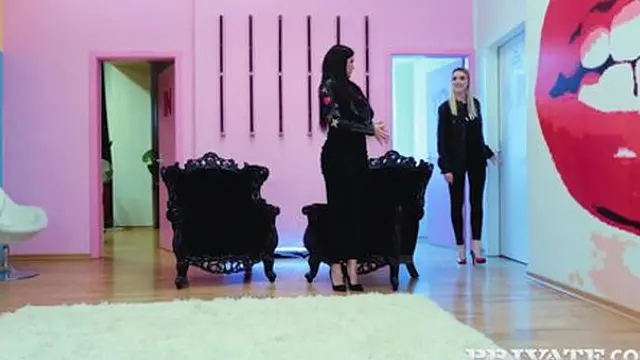 Blonde and brunette scream in passion during a wild anal👌 threesome