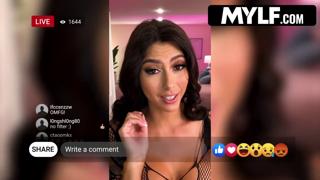 Dirty Older Woman Sucks Dick🌭 Like a Pro on Her Bed