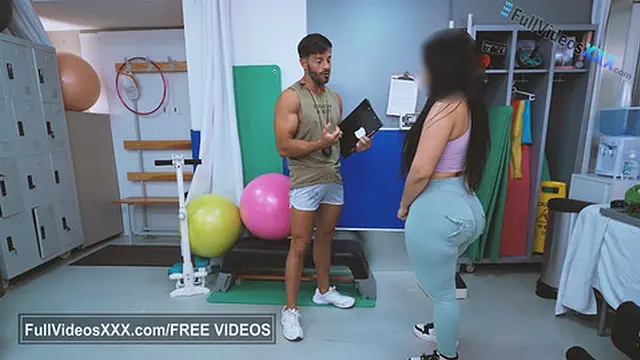 milf′s fit bod gets hammered by her hunky trainer as they cum together