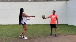 Chica pierde apuesta en basketball, ahora paga con su rico y apretado coño